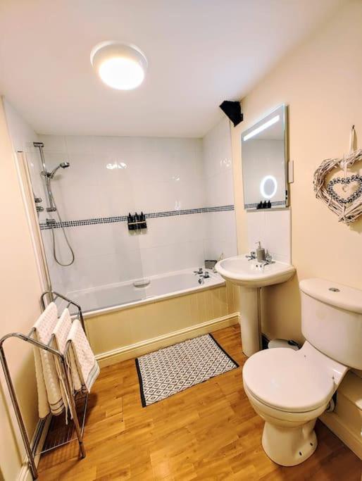 Cosy Central Modern Apartment ナントウィッチ エクステリア 写真