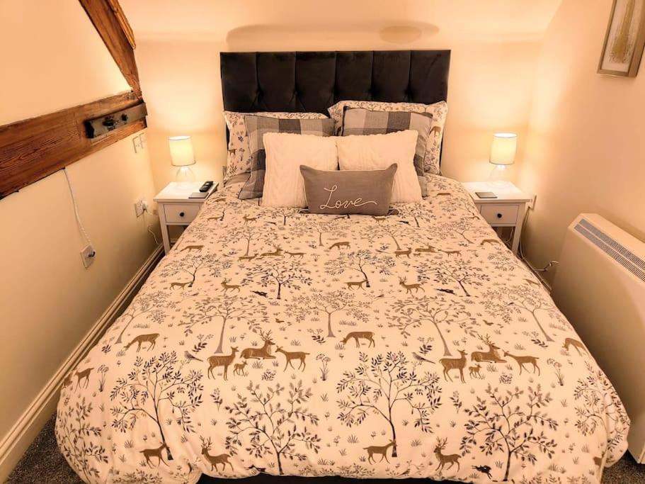 Cosy Central Modern Apartment ナントウィッチ エクステリア 写真